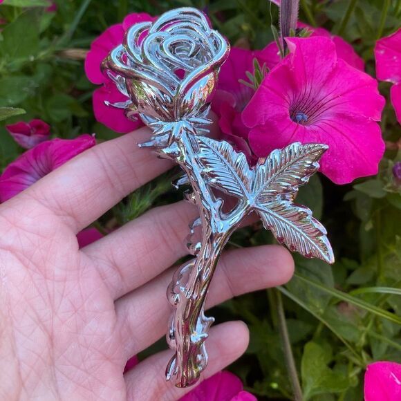 Cottagecore Elegant Silver Rose Hair Clip engraved details, Feminine design - Picture 2 of 7